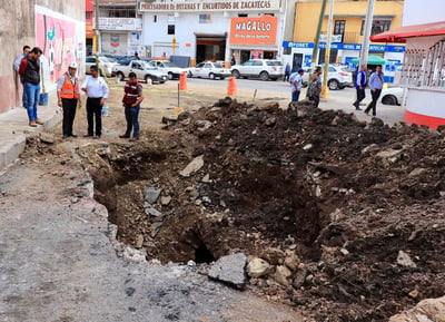 El alcalde de Zacatecas, Ulises Mejía Haro, llamó a los habitantes de la colonia a no alarmarse y les pidió “no se preocupen, no se va a colapsar toda el área”. (TWITTER)