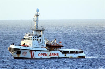 El barco Open Arms, de la organización humanitaria española homónima, zarpó hoy desde el puerto de Nápoles (sur de Italia) hacia el Mediterráneo central para seguir salvando a los migrantes. (ARCHIVO)