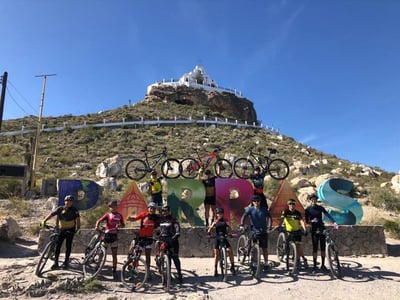 Grupos de ciclistas ya han acudido al Pueblo Mágico de Parras, para entrenar y familiarizarse con la ruta que realizarán el sábado. (ESPECIAL) 