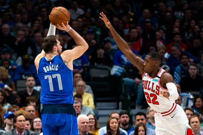 Luka Doncic metió 38 puntos, bajó 11 rebotes y repartió 10 asistencias en la victoria de 'Mavs' 118-110 sobre los Bulls. (AP)