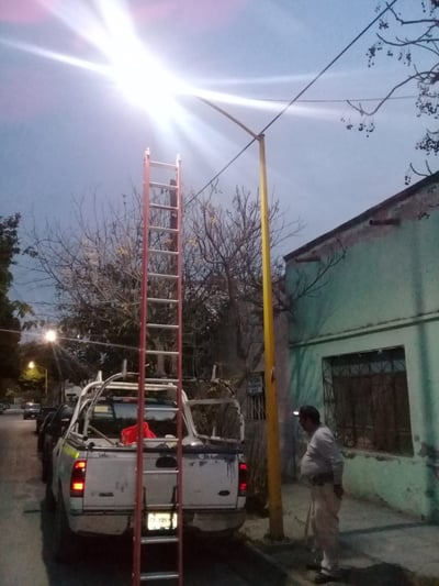 Se contempla la instalación de 170 luminarias led, las cuales abarcarán de la calle Chihuahua hasta la Zacatecas, entre otras. (EL SIGLO DE TORREÓN/VIRGINIA HERNÁNDEZ)