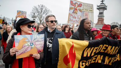 Activistas. Los actores Susan Sarandon, Joaquin Phoenix y Jane Fonda, en la marcha del movimiento Fire Drill Fridays (Viernes de Simulacro de Incendio). (EFE) 