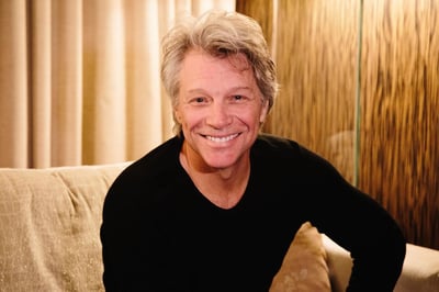 Contento. Bon Jovi inaugura su tercer comedor comunitario en una universidad de su natal Nueva Jersey. (ESPECIAL)