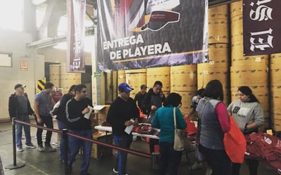 Se realiza la entrega de paquetes para corredores del Medio Maratón 21 K El Siglo de Torreón, en las instalaciones de esta casa editora. (EL SIGLO DE TORREÓN)