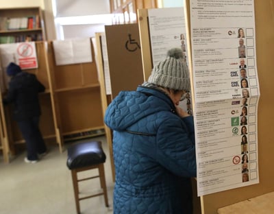 A pesar del temporal, en torno al 62 % de los votantes acudieron a la cita con las urnas. (AP) 
