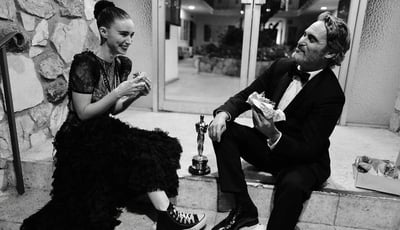Luego de alzarse con el Oscar por Mejor Actor gracias a su papel en Joker, Joaquin Phoenix celebró su triunfo de la manera más inesperada, pues el aclamado actor decidió festejar junto a su novia la actriz Rooney Mara comiendo unas hamburguesas en una banqueta de las calles de Hollywood, dando muestra de su sencillez. (INSTAGRAM)