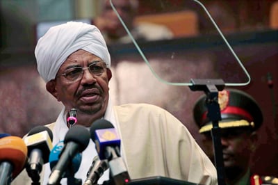 El Gobierno de Sudán acordó este martes entregar a la Corte Penal Internacional (CPI) al expresidente Omar al Bashir, derrocado el pasado abril y sobre quien pesan dos órdenes de arresto internacionales por genocidio, crímenes de guerra y de lesa humanidad. (EFE)