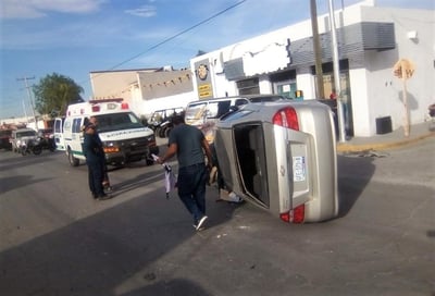 El conductor del automóvil se identificó como Raúl Alejandro, de 24 años de edad, quien resultó con algunas lesiones y fue auxiliado por paramédicos de Cruz Verde para luego ser trasladado a un hospital del Seguro Social. (EL SIGLO DE TORREÓN)
