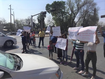 Habitantes de Villa Ciudad Juárez y perredistas bloquearon un tramo de esta vialidad para protestar por las afectaciones que han surgido a raíz de que la planta Termoeléctrica Guadalupe Victoria está usando el agua potable. (ANGÉLICA SANDOVAL)