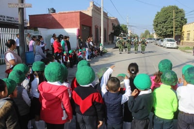 En el jardín de niños María del Carmen Azpe Pico y la Estancia
Infantil DIF se realizó un acto cívico especial en el exterior del plantel, conmemorando el Día del Ejército Mexicano. (EL SIGLO DE TORREÓN) 