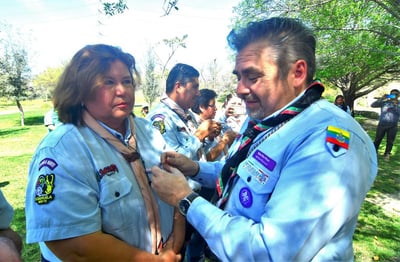 El jefe scout nacional, Pedro Díaz Maya, agrega la tercera cuenta a la Insignia de Madera a la presidente de la Provincia Coahuila Norte, Ana Patricia Mijares. (EL SIGLO COAHUILA )