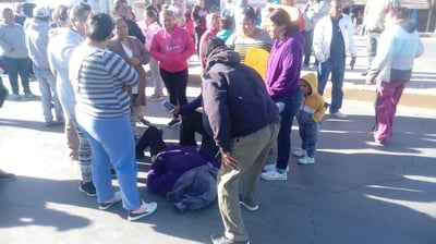 Los ánimos de esta segunda protesta se elevaron alrededor de la 09:15 horas, cuando un vehículo impactó a un grupo de manifestantes. (FERNANDO COMPEÁN)