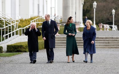 Los duques de Cambridge (centro) visitaron la República de Irlanda tras la renuncia a la familia real de los duques de Sussex. (EFE) 