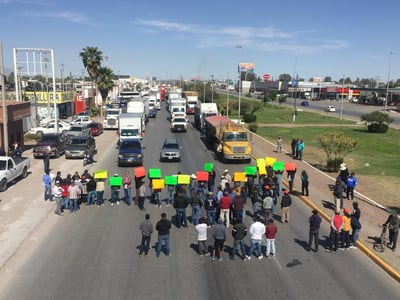 En estos momentos se encuentra bloqueado el tramo ubicado a la altura de la Expo Feria lo que ha generado un caos vial pues hay una larga fila de vehículos, en su mayoría de carga pesada, esperando a que se libere el tránsito. 
(EL SIGLO DE TORREÓN)