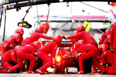 Los mecánicos de Ferrari trabajan en el monoplaza de Charles Leclerc durante las prácticas de la Fórmula Uno en el Circuito de Barcelona. (AP)