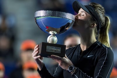 Elina Svitolina besa el trofeo de campeona luego de vencer en una reñida final 7-5, 4-6, 6-4 a Marie Bouzkova. (EFE)