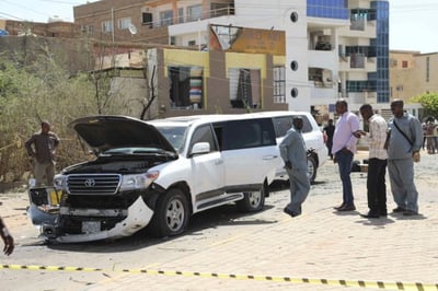 Un vehículo explotó al paso de la caravana de Hamdok mientras se desplazaba de su residencia a su lugar de trabajo. (ARCHIVO) 