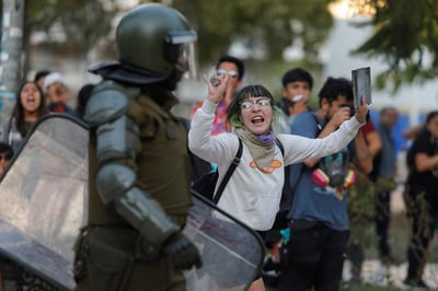 Agrupaciones estudiantiles y sindicales chilenas protestaron este miércoles en Santiago y otras ciudades del país para mostrar su rechazo al Gobierno del conservador Sebastián Piñera. (ARCHIVO)