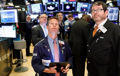 Wall Street aceleró las pérdidas este viernes al cierre de una sesión volátil y su principal indicador, el Dow Jones de Industriales, cayó un 4.55 % poniendo así el broche a su peor semana registrada desde 2008. (ARCHIVO) 