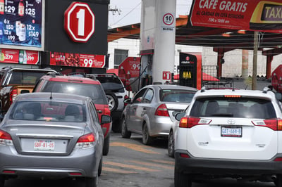 El precio más caro del Diesel que se ha encontrado es de 21.99 pesos, Premium de 21.99 y Regular de 20.30, por lo que hizo un llamado a denunciar 'a las que se pasen de rosca'.
(ARCHIVO)