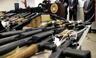 El detenido intentaba exportar 27 pistolas, 12 rifles, más de 10,000 rondas de municiones, 70 cargadores de armas y una variedad de otras armas; todas ocultas en su camioneta. (ARCHIVO)