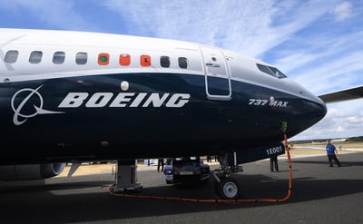 El fabricante aeronáutico Boeing despedirá esta semana a 6,770 de sus empleados en Estados Unidos, a otros 700 fuera del país y ejecutará 5,520 bajas pactadas en los próximos días, lo que supondrá prescindir de 12,990 de sus trabajadores en un momento en que la pandemia de COVID-19 ha paralizado el tráfico aéreo. (ARCHIVO)