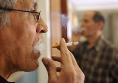 El tabaco eleva los riesgos de contraer COVID-19. (ARCHIVO) 