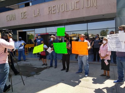 Jefes de Cuartel de ejidos de Gómez Palacio se manifestaron en la explanada de la Presidencia Municipal para exigir a la alcaldesa Marina Vitela que cumpla lo que promete pues no les ha dado apoyos alimenticios en esta contingencia derivada del COVID-19. (DIANA GONZÁLEZ)