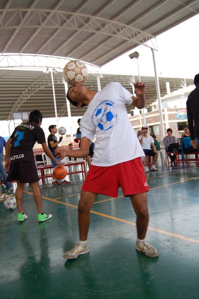 Las 'dominadas' requieren habilidad y mucha técnica individual para mantener el control del balón, sin que caiga al suelo. (ARCHIVO)