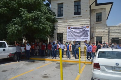 Trabajadores de Ferrocarriles Mexicanos (Ferromex) protestaron en las instalaciones de la empresa rielera, exigiendo la revisión del contrato colectivo de trabajo del periodo 2020 y medidas sanitarias contra el COVID-19. (SERGIO A. RODRÍGUEZ)
