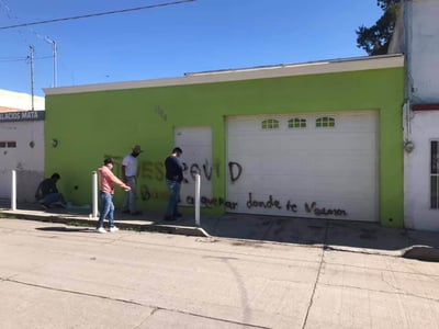 Desde la mañana del miércoles le estuvieron pintando la casa para borrarle el grafiti. (EL SIGLO DE TORREÓN) 