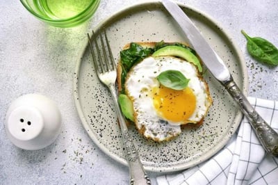 Además de los numerosos platillos que podemos preparar con huevo, éste otorga varios beneficios a la salud. (ESPECIAL) 