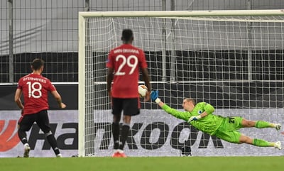 Bruno Fernandes anotó de penal el único gol del partido, en la victoria del Manchester United sobre Copenhague en tiempo extra. (EFE)