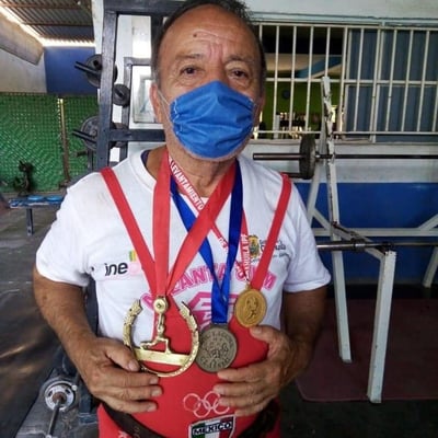 La edad no es ningún impedimento para el lagunero Pedro Chávez Ramírez, quien con 81 años sigue activo en la halterofilia, actividad a la que ha dedicado más de seis décadas de su vida, convirtiéndose en un atleta ejemplar. (AARÓN ARGUIJO)