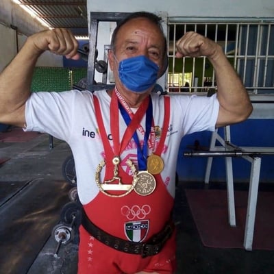 Don Pedro Chávez luce orgulloso algunas de las medallas que ha obtenido durante su larga y exitosa trayectoria deportiva. (ESPECIAL)