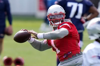 Cam Newton se perfila para ser el mariscal de campo titular de los Patriotas de Nueva Inglaterra. (AP)