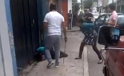 En los videos que circulan del hecho, se observa que al ladrón lo amagan y en al menos una ocasión lo golpean con un machete.
