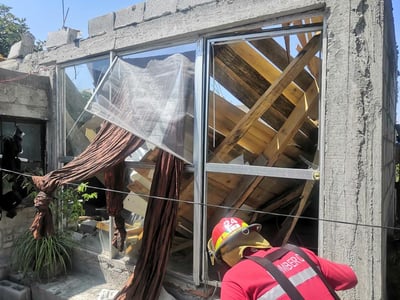Una mujer y dos menores de edad, quedaron entre los escombros, luego se que el techo de un cuarto se viniera abajo. (EL SIGLO DE TORREÓN)