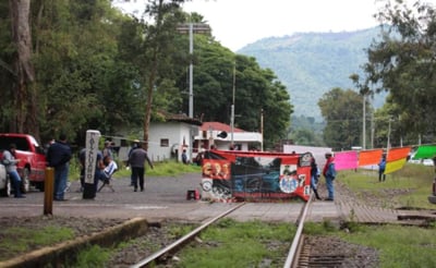 Los normalistas y maestros del ala radical le prendieron fuego a unos objetos sobre las vías del tren en Nueva Italia, lo cual generó daños a la infraestructura ferroviaria.
(EL UNIVERSAL)