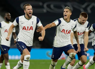 Celebran jugadores del Tottenham tras avanzar a cuartos de final. (AP)
