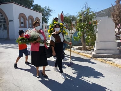 Las personas que acudieron al panteón dejaron flores y limpiaron las tumbas de sus difuntos.