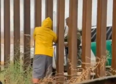 En TikTok se difundió el fantástico momento en el que un vendedor mexicano de tamales convence a los guardias fronterizos de comprarle su producto a través de las barras metálicas del muro.  (Especial) 
