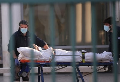 Grecia registró este jueves sus peores cifras desde que comenzó la pandemia, al traspasar la barrera de los 3.000 contagiados, 50 fallecidos y 300 intubados en un día, a pesar del confinamiento al que está sometido el país. (ARCHIVO) 