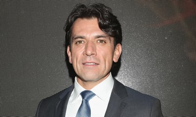 El galán de telenovelas y cine mexicano, Jorge Salinas, fue captado este jueves en un banco de la Ciudad de México con supuestas dificultades para caminar apoyado de un bastón. (Especial) 