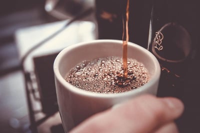 Muchas personas optan por comenzar sus días tomando una buena taza de café, y entre las diversas opciones que tienen se encuentran los cafés solubles. (Especial) 