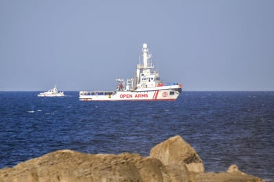 Italia permitió que un barco de bandera española de una organización no gubernamental con 265 migrantes rescatados a bordo anclara en las afueras de Sicilia el lunes. (ARCHIVO) 

