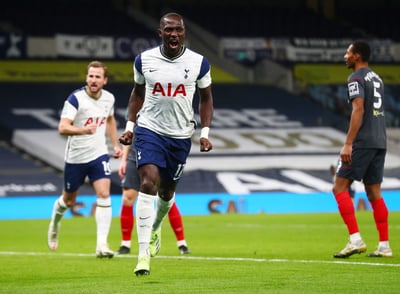 Moussa Sissoko celebra luego de marcar el primer tanto, en la victoria del Tottenham 2-0 sobre Brentford. (EFE)