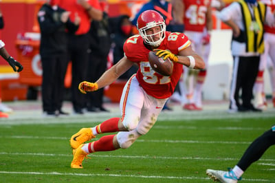 Pese a ser ala cerrada, Travis Kelce fue el segundo jugador con más yardas por pase este temporada con 1,416. (AP)