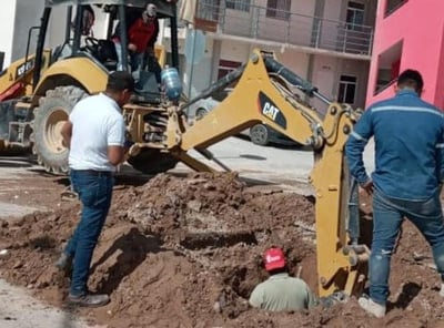 Tras la ruptura de la tubería de agua potable en el fraccionamiento veredas San Miguel, en Matamoros, desde este miércoles cuadrillas de trabajadores del Simas se encargan de las reparaciones. (MARY VÁZQUEZ)