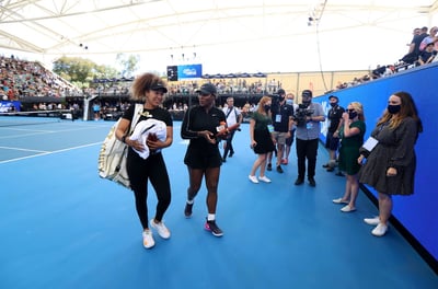 Serena Williams venció a Naomi Osaka en un torneo de exhibición en Adelaida, al cual asistieron miles de aficionados. (AP)